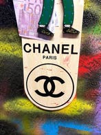 CASH - GORILLA BURNS CHANEL CASH !