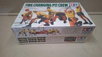 Tamiya 1:20 - Modelbouwdoos (2) - Tire Changing Pit Crew /, Hobby & Loisirs créatifs