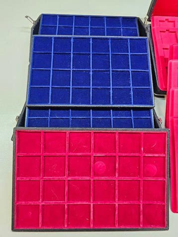 Koffer met 6 displays + koffer met 4 displays - Valise