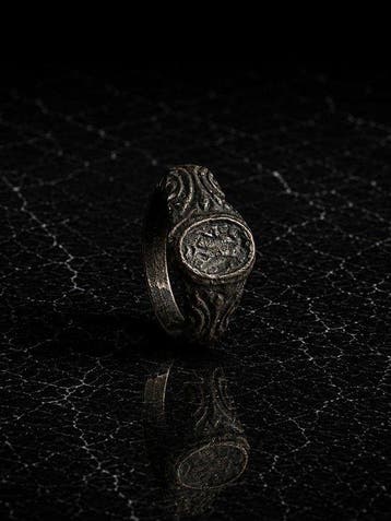 Islamitisch Brons Ring met gegraveerd figuratief motief