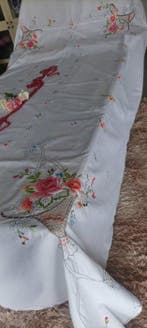 Prachtige handdoek uit de bruidsschat, met mooie bloemen die