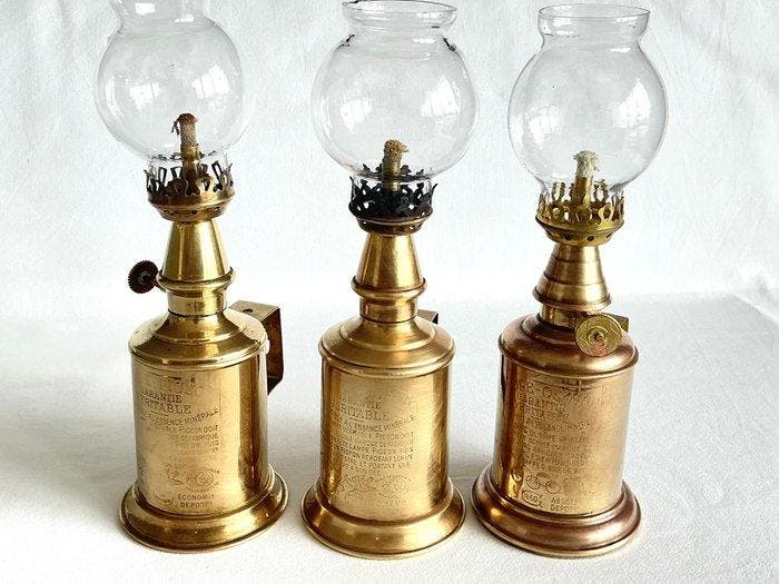 Drie oude Franse messing olielampjes met mooie tekst, Antiquités & Art, Art | Objets design