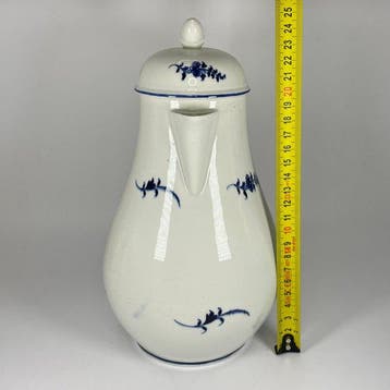 Cafetière - Porcelaine tendre - Tournai XVIIIe siècle.