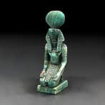 Replica van het oude Egyptische Zittend God Horus-beeld