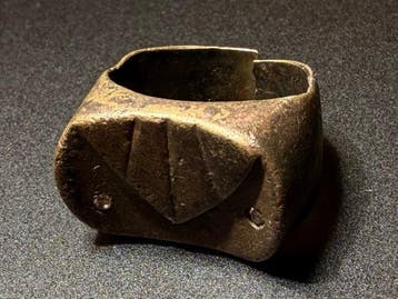 Post-middeleeuws Koper Ring met een geembosseerd driehoekig