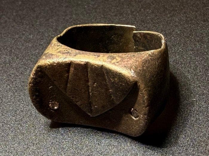 Post-middeleeuws Koper Ring met een geembosseerd driehoekig, Antiek en Kunst, Antiek | Overige Antiek