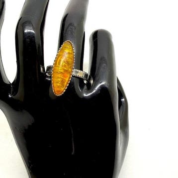 Oude ring met een natuurlijke Baltische barnsteen in, Antiek en Kunst