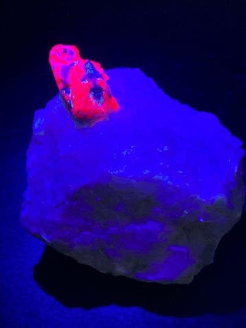 Zeldzaam fluorescerend RUBY-kristal op Matrix Exemplaar -