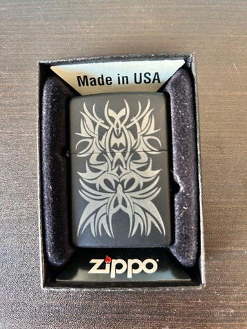 Zippo - K13-Classic Black Matte Tribal - Zonder minimumprijs, Nieuw