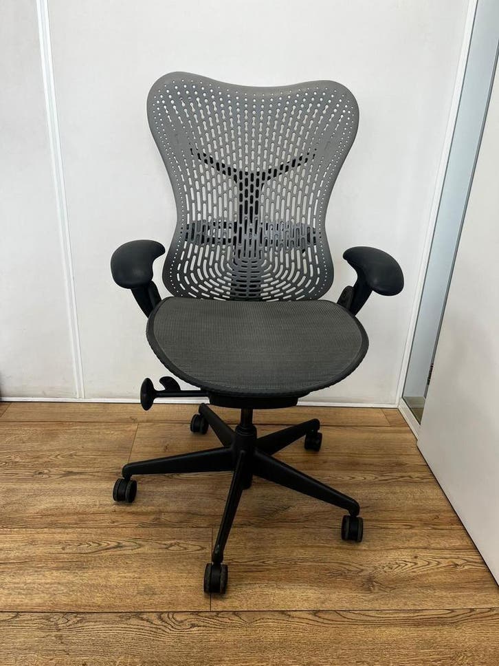 Refurbished Herman Miller Mirra - Graphite Shadow - Korting!, Maison & Meubles, Chaises de bureau, Envoi