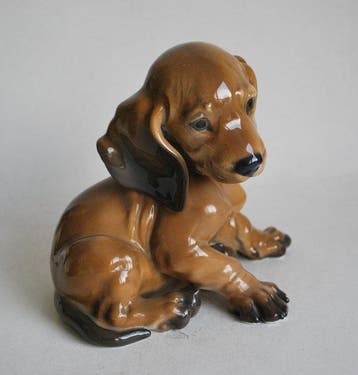 Rosenthal - Beeldje - Zittende puppy tekkel hond beeldje -
