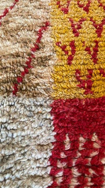 “Golden Sands of the Atlas” - Chef-dœuvre berbère tissé à, Maison & Meubles