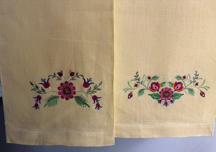 Spanish embroidery - Bloemetjes - Handdoek (2) - 109 cm - 64, Antiek en Kunst, Antiek | Tapijten, Tafelkleden en Textiel