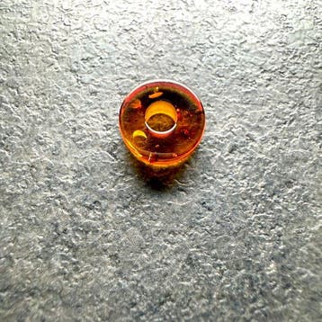 Natuurlijk Baltisch amber, uitgehouwen hanger en donutkraal
