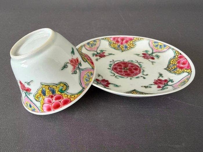 Un ensemble tasse et soucoupe en famille rose « Floral » de, Antiquités & Art, Antiquités | Autres Antiquités
