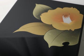 Camélia dorée — Suzuribako en laque noire japonaise - Bois,