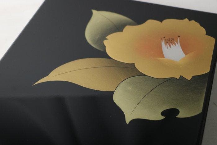 Camélia dorée — Suzuribako en laque noire japonaise - Bois,, Antiek en Kunst, Antiek | Overige Antiek