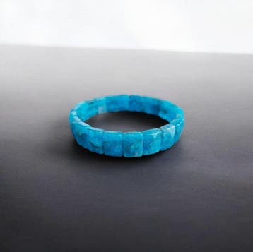 Apatiet van hoge kwaliteit. Prachtige armband zonder