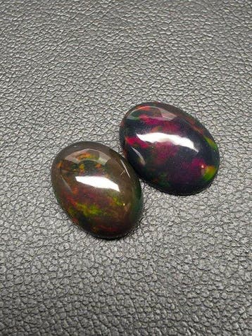 5.12cts Zwarte Opaal Cabochon- 1.02 g - (2)