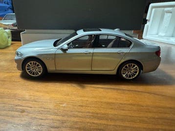 Norev 1:18 - Modelauto - BMW 550i - Dealer Editie, Hobby en Vrije tijd, Modelauto's | 1:5 tot 1:12, Nieuw