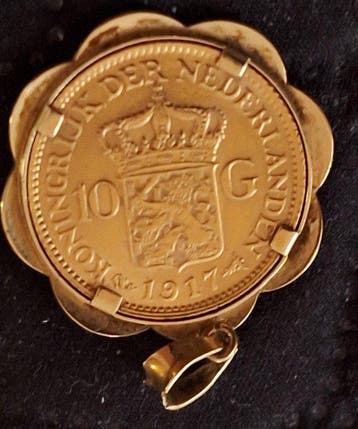 Nederland. Wilhelmina. 10 Gulden 1917 in gouden hanger, Postzegels en Munten