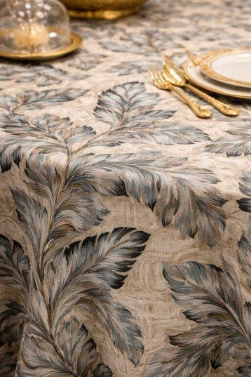 Tafelkleed met acanthusbladmotief voor ruime tafels.