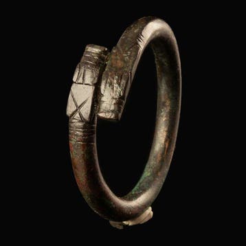 Viking periode Brons Bracelet, Sköll en Hati wolfkoppen