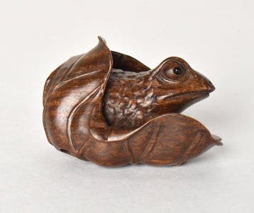Netsuke japonais en bois, ancien et fin - Grenouille sur une, Antiquités & Art