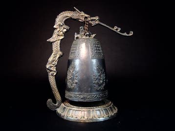 Altaarschel - Brons, Tempelbel met een houtsnijwerk van een, Antiek en Kunst