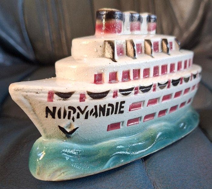 Très rare Tirelire à casser  Paquebot le NORMANDIE  ,, Antiquités & Art, Art | Objets design