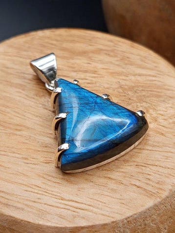 Uniek sieraad van 925 zilver met blauwe labradoriet,