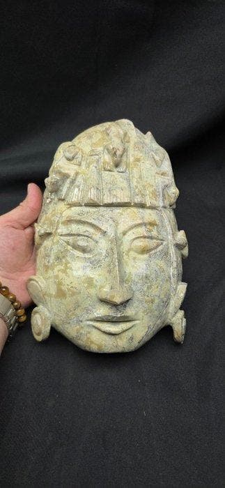 Curiosity cabinet - Incas - Maya mask all in sculpted stone, Verzamelen