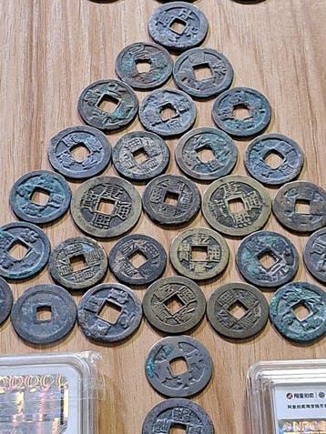 . China Lot of 37 coins (Zonder minimumprijs), Postzegels en Munten