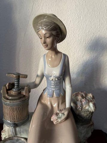 Lladró - Figuur - Vendimiadora - Porselein