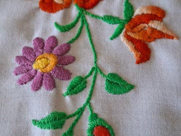 Schattige tafelloper uitgevoerd met prachtige bloemen