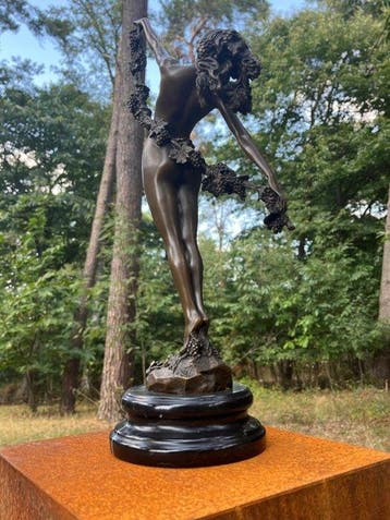 Pierre Collinet - Sculpture, Dansende vrouw met wijndruif, Antiquités & Art