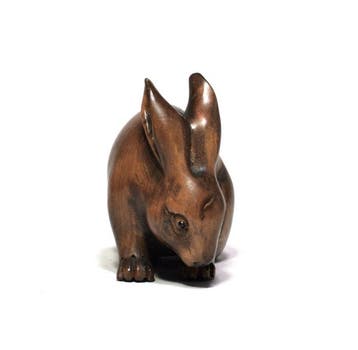 Netsuke van een konijn - Buxushout - Japan - Shwa periode