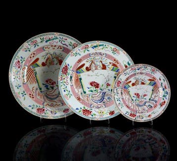 Een set van drie Chinese famille rose vergulde schotels met