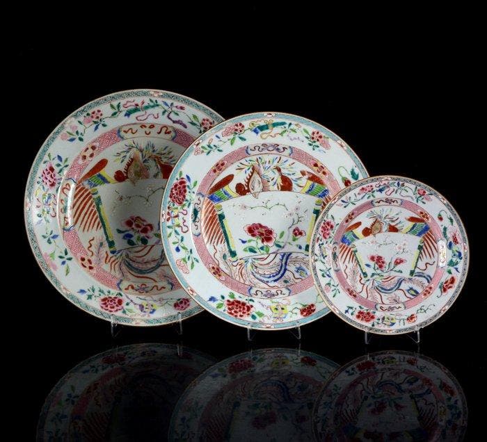 Een set van drie Chinese famille rose vergulde schotels met, Antiek en Kunst, Antiek | Overige Antiek