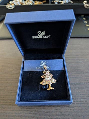 Beeld, Swarovski broche kerstboom - 4.7 cm - Metaal, Gold