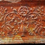 Post-middeleeuws - Tegel met reliëf bloemdecor - 17°/18° Z., Antiek en Kunst