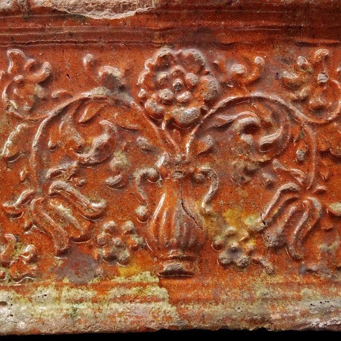 Post-middeleeuws - Tegel met reliëf bloemdecor - 17°/18° Z., Antiek en Kunst, Antiek | Overige Antiek