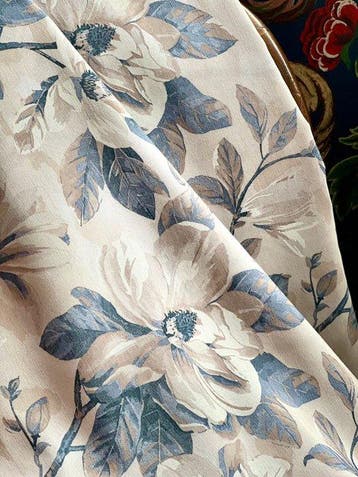 Cinq mètres de long et de double largeur. Tissu exclusif