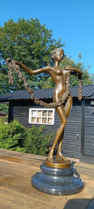 Sculpture, bronzen beeld jonge vrouw dansend met een bloem