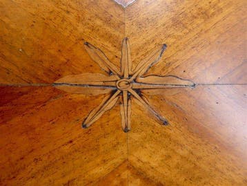 Tavolino Antico Biedermeier a Fusto Centrale – Eccellenza