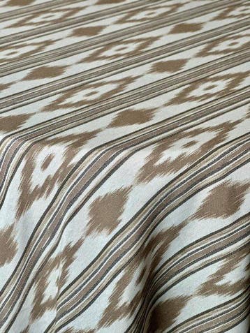 Etnisch tafelkleed met ikat-stijl patroon voor grote tafels.