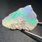 Opale éthiopienne naturelle brute — échantillon scintillant