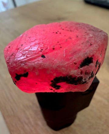 Rubis Brut. Éblouissant rubis pigeon blood de 189 ct du