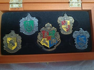 Harry Potter Hogwarts House Badge Set - - Film rekwisiet, Nieuw