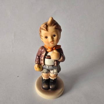 Goebel - Beeldje - Hummel #554 - Frechdachs / Cheeky Fellow, Antiquités & Art